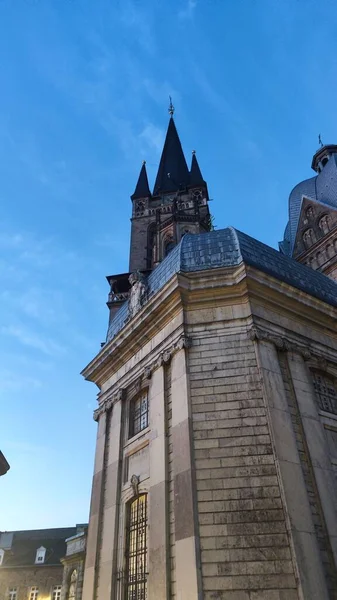 Eine Flache Aufnahme Des Berühmten Aachener Doms Unter Blauem Himmel — Stockfoto