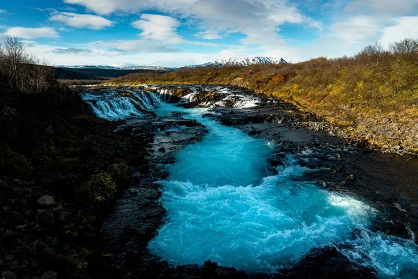 昼間は晴れた日にターコイズブルーの水が流れるアイスランドの美しいブラフロス川 — ストック写真