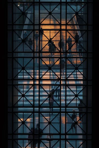 Люди Металлической Дверью Коридоре Бесконечности Массачусетского Технологического Института Массачусетс — стоковое фото