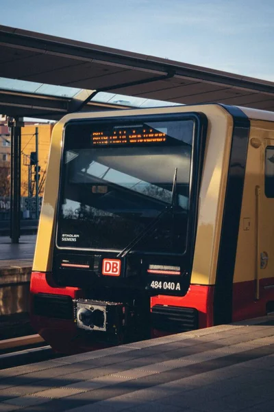 Berlin Güneşli Bir Günde Istasyondaki Yeni Metro Treninin Dikey Görüntüsü — Stok fotoğraf