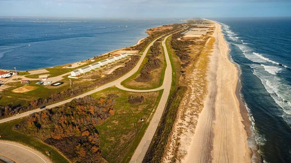青い空と波状の海によって緑の空間と道路と島の上に撮影無人機 — ストック写真