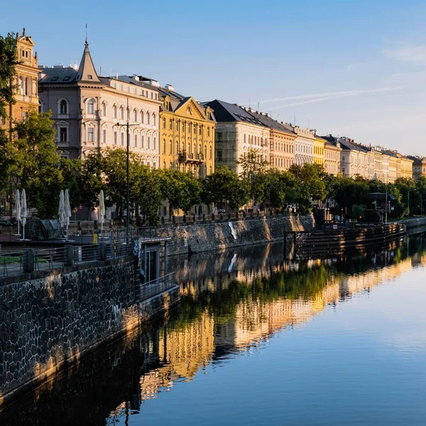 美丽的Vltava河风景 阳光明媚的日子里 水面上映衬着建筑物的倒影 — 图库照片
