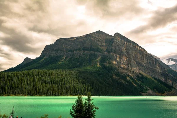 Uma Bela Vista Lago Perto Das Montanhas Alberta Canadá — Fotografia de Stock