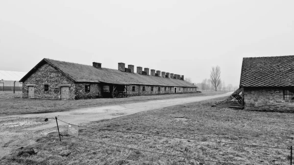 Polonya Nın Oswiecim Kentindeki Auschwitz Toplama Kampındaki Binaların Gri Tonlu — Stok fotoğraf