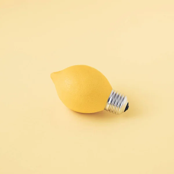 Uma Lâmpada Limão Amarelo Fundo Azul Pastel Conceito Verão — Fotografia de Stock