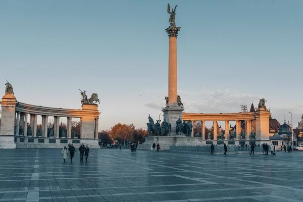 ブダペストのヒーローズ広場の観光客 — ストック写真