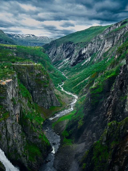 Вид Воздуха Ущелье Рекой Протекающей Между Скалистыми Горными Склонами Водопадом — стоковое фото