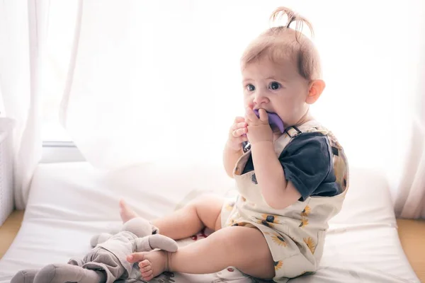 日当たりの良い部屋で白いベッドで遊んでかわいい幸せな赤ちゃん — ストック写真