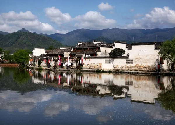 Çin Hongcun Köyündeki Gölün Arka Planında Eski Beyaz Bir Bina — Stok fotoğraf