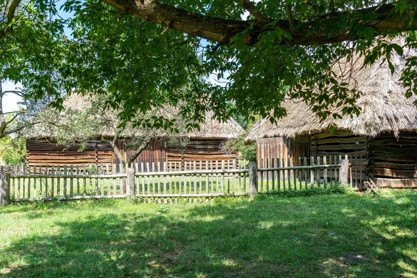 捷克共和国莫拉维亚市一个露天博物馆的两个木制谷仓 — 图库照片