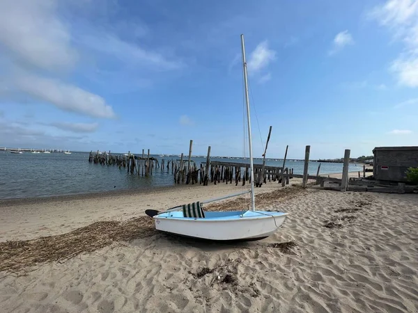 一艘小帆船搁浅在马萨诸塞州科德角的海滩上 — 图库照片