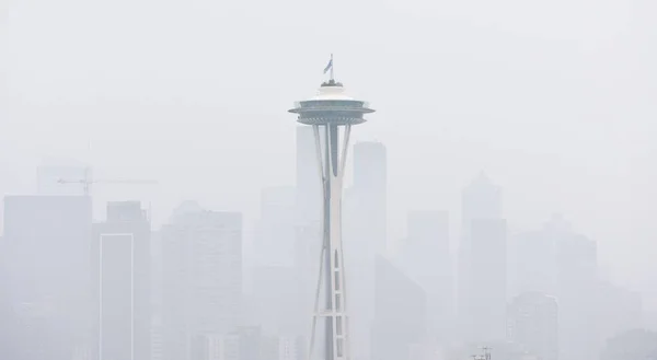 Zbliżenie Ujęcia Space Needle Przed Budynkami Seattle Pokrytymi Mgłą — Zdjęcie stockowe