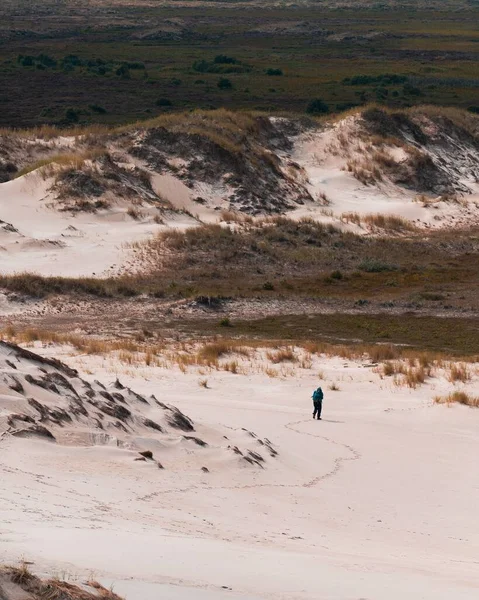 丹麦斯卡根的Rabjerg Mile海岸沙丘上 一架无人驾驶飞机拍摄的人与蓝天 — 图库照片