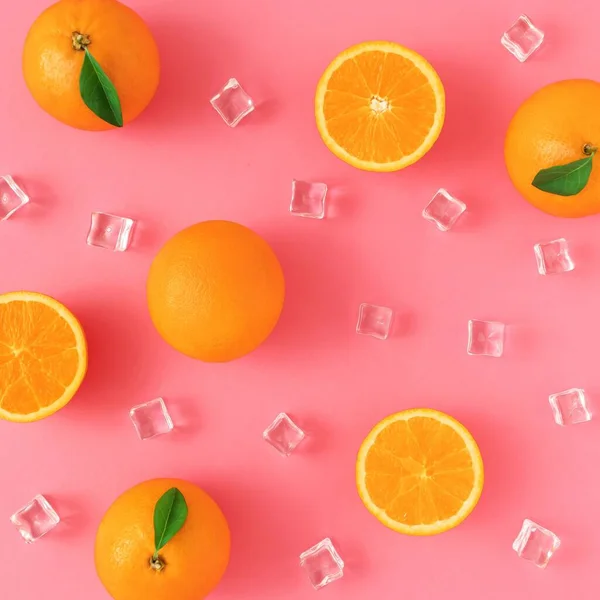 Kreatywny Letni Wzór Pomarańczy Kostek Lodu Różowym Tle — Zdjęcie stockowe