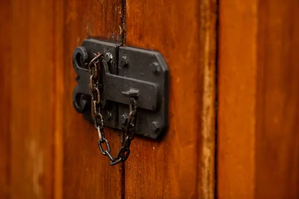 木製のドアに黒の古いスタイルのロック — ストック写真