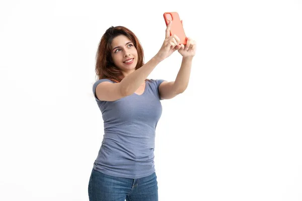 Uma Foto Estúdio Uma Mulher Sorridente Feliz Tirando Uma Selfie — Fotografia de Stock