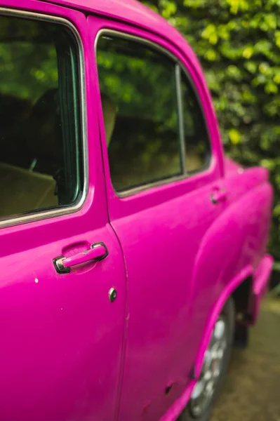 Tiro Foco Seletivo Nas Portas Laterais Carro Retro Rosa Frente — Fotografia de Stock