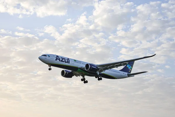Low Angle Shot Airbus A330 941 Plane Azul Linhas Aereas — Stock Photo, Image