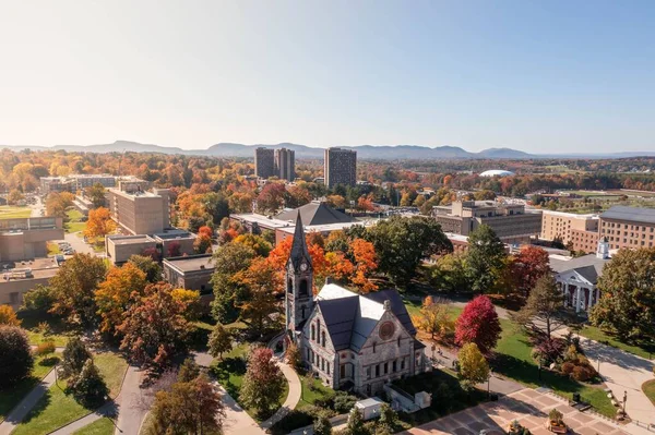 Uma Foto Aérea Campus Universidade Massachusetts Amherst Dia Ensolarado Outono — Fotografia de Stock