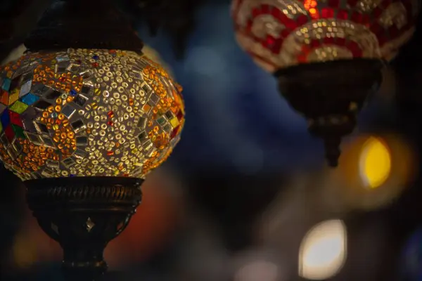 Foco Seletivo Uma Lâmpada Com Padrões Mosaico Coloridos — Fotografia de Stock