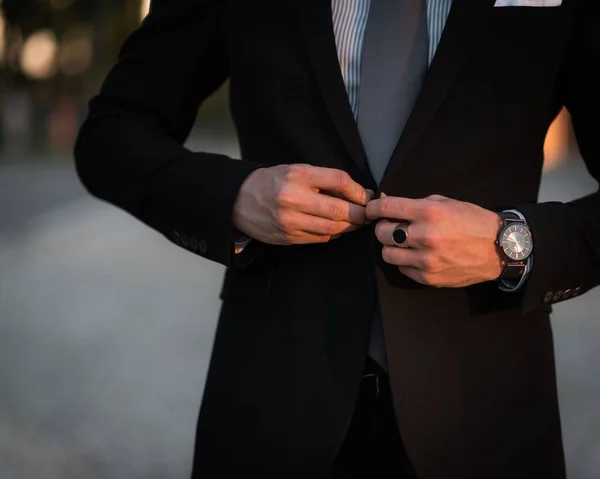 Homem Negócios Sexo Masculino Abotoando Seu Casaco — Fotografia de Stock