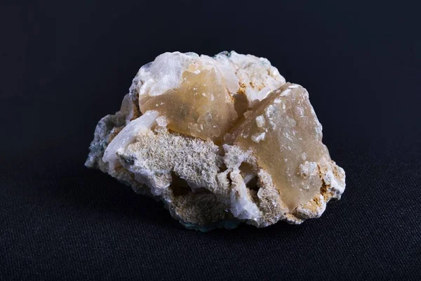 Eine Nahaufnahme Eines Honigkalzits Kristall Und Nadelform Isoliert Auf Schwarzem — Stockfoto