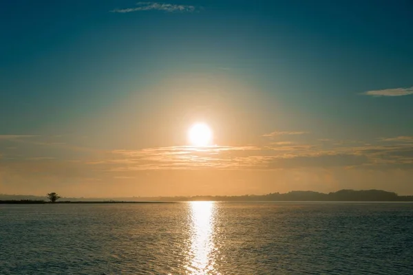 Piękny Zachód Słońca Nad Jeziorem Chmurami — Zdjęcie stockowe