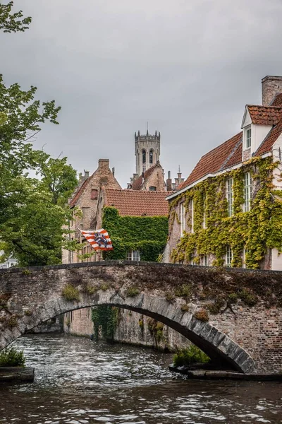 Bruges Belçika Arka Planda Bruges Çanı Ile Eski Bir Kemer — Stok fotoğraf
