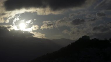 Gün batımında dağ manzarası