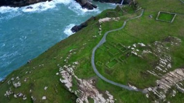 İngiltere, Cornwall 'daki Tintagel kalesinin insansız hava aracı görüntüsü.