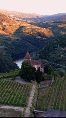 Tepelerdeki bir villanın dikey görüntüsü