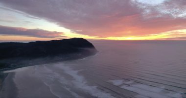 Gün batımında Tillamook Head 'in güzel manzarası. Oregon, ABD.