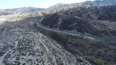 Canyon Country 'deki güzel Santa Clara nehir yatağının hava manzarası.
