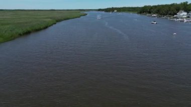 Parlak bir gökyüzünün altında deniz manzarası