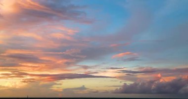 Güneşin batışında Jüpiter Mahallesi, Florida 'nın beyaz bulutlu bir manzarası.