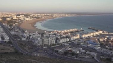 Agadir, Fas 'ta günbatımında deniz kenarındaki modern binaların hızlandırılması