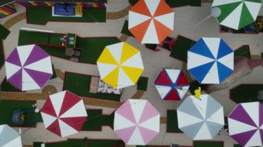 Sahildeki şemsiyelerin havadan görünüşü.