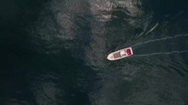 Silivri, İstanbul, Türkiye kıyıları yakınlarındaki bir denizde yüzen bir teknenin havadan görüntüsü