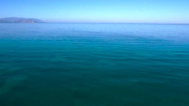 Mavi denizde araba şeklinde bir teknenin anteni..