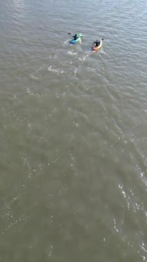 Bir insansız hava aracı New Jersey 'deki binaların yakınında iki kişinin üzerinde uçuyor.