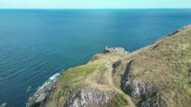 Okyanus kıyısındaki bir dağın havadan görünüşü