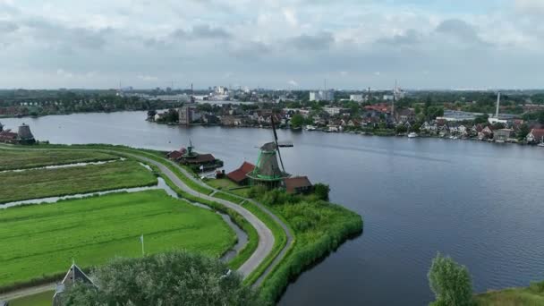 Egy Légi Felvétel Windmillsről Egy Zöld Mezőn Zaanse Schans Zaandijk — Stock videók