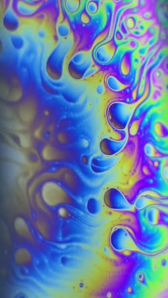 肥皂泡表面的一个垂直宏观移动视频 色彩艳丽的快速移动的泡沫颗粒 — 图库视频影像