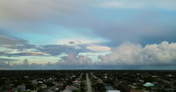 Міський Пейзаж Сусідства Юпітера Флорида Заході Сонця Білими Хмарами — стокове відео