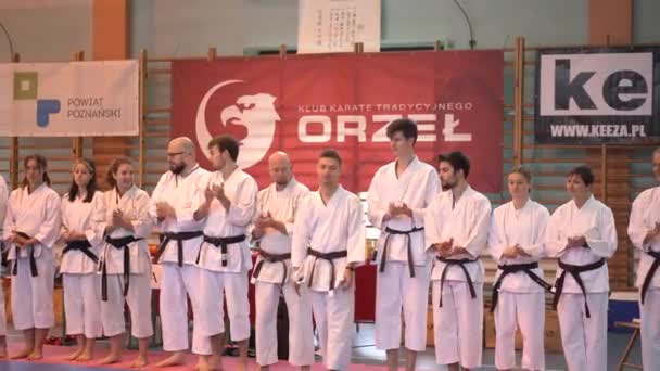 Białe Dzieci Turnieju Świętego Mikołaja Organizowanym Przez Karate Club Orzel — Wideo stockowe