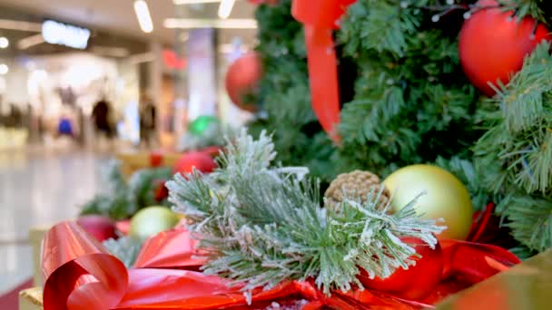 Крупним Планом Різдвяна Ялинка Різнокольоровими Сукнями Торговому Центрі — стокове відео