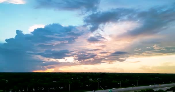 Aerial Cityscape Jupiter Sąsiedztwo Miasta Floryda Zachodzie Słońca Białymi Chmurami — Wideo stockowe