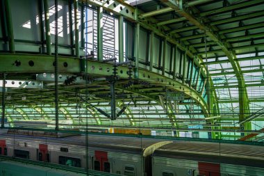 Pazartesi günü yoğun saatlerde Gangbyeon Tren İstasyonu 'nun içi.