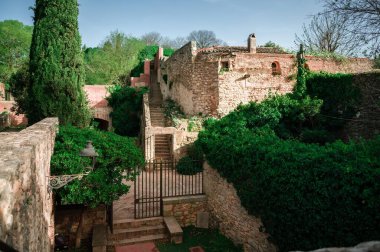 Merdivenli bahçe ve Girona Katedrali 'nin yanındaki ortaçağ mimarisi.