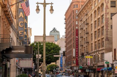Los Angeles şehir merkezinin sokak manzarası farklı binalar, dükkanlar ve yoğun trafik